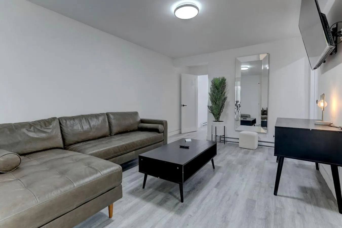 Stylish 3Br In Montreal Village Canada